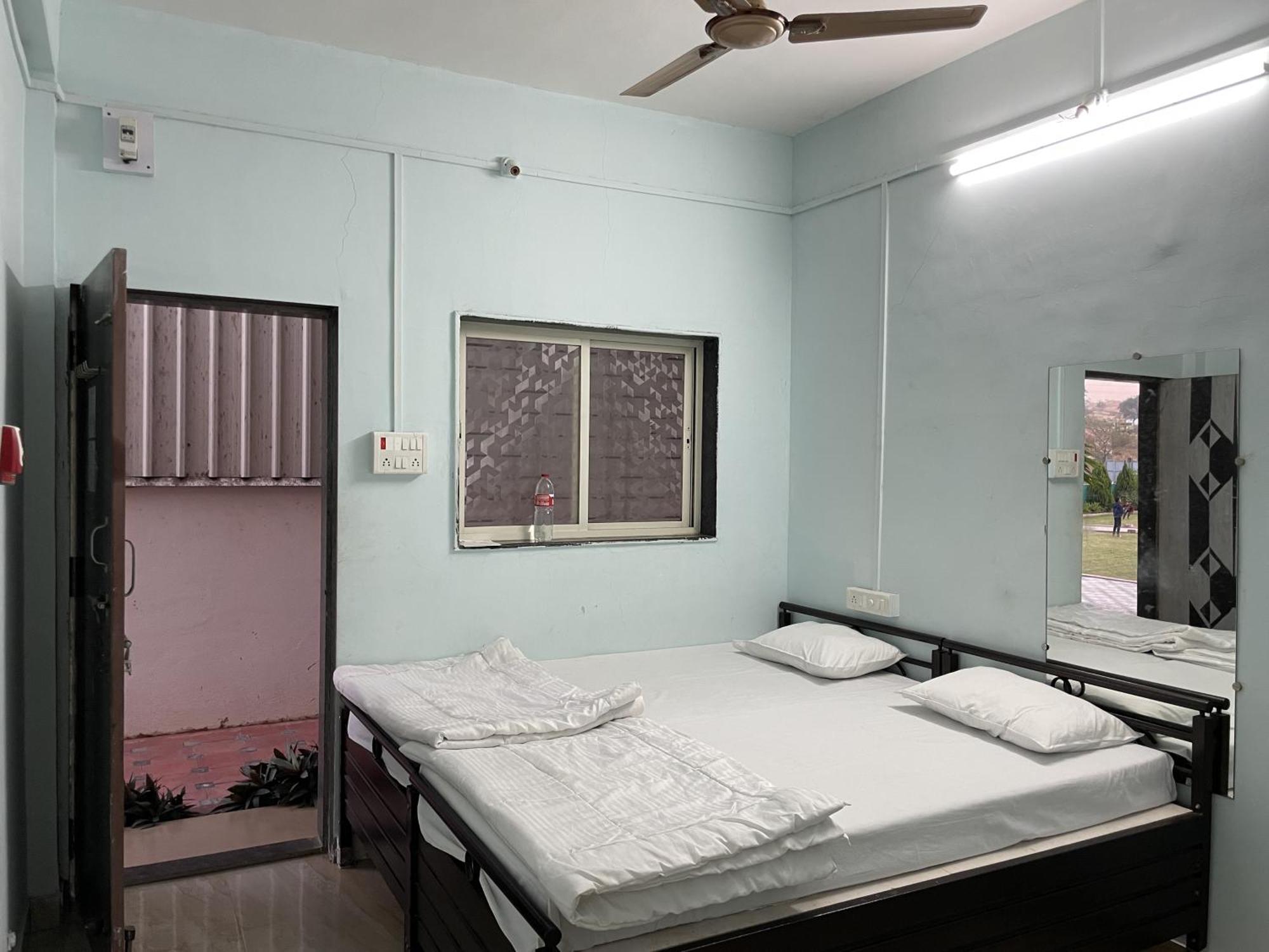 Fulgulab Lawns And Farm stay *